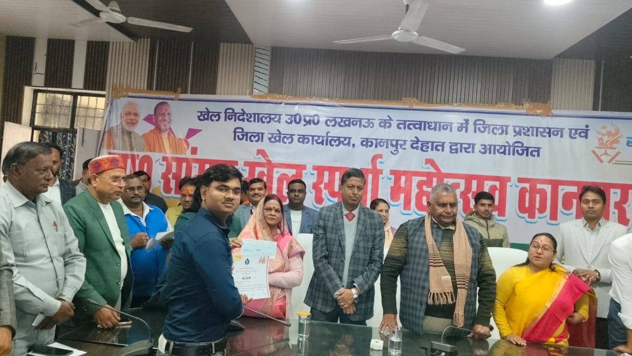 जिलाधिकारी कपिल सिंह नें प्रमाण पत्र और चेक बाट कर बच्चों का हौसला अफजाई किया