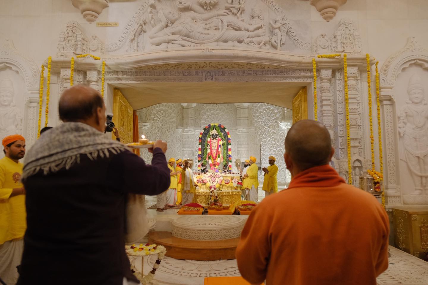 रक्षा मंत्री राजनाथ सिंह ने अयोध्या में रामलला के दर्शन किये