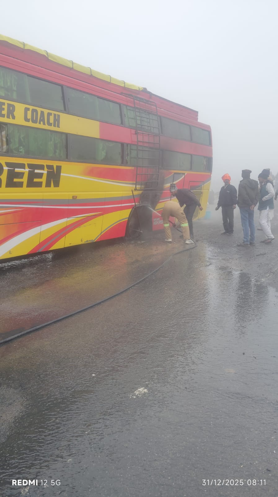 चलती टूरिस्ट बस  के पहियों में लगी आग