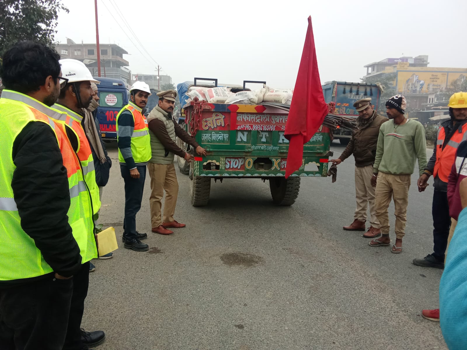 सडक सुरक्षा के अभियान में  मोटर साइकिल चालकों को फूल देकर किया सम्मानित