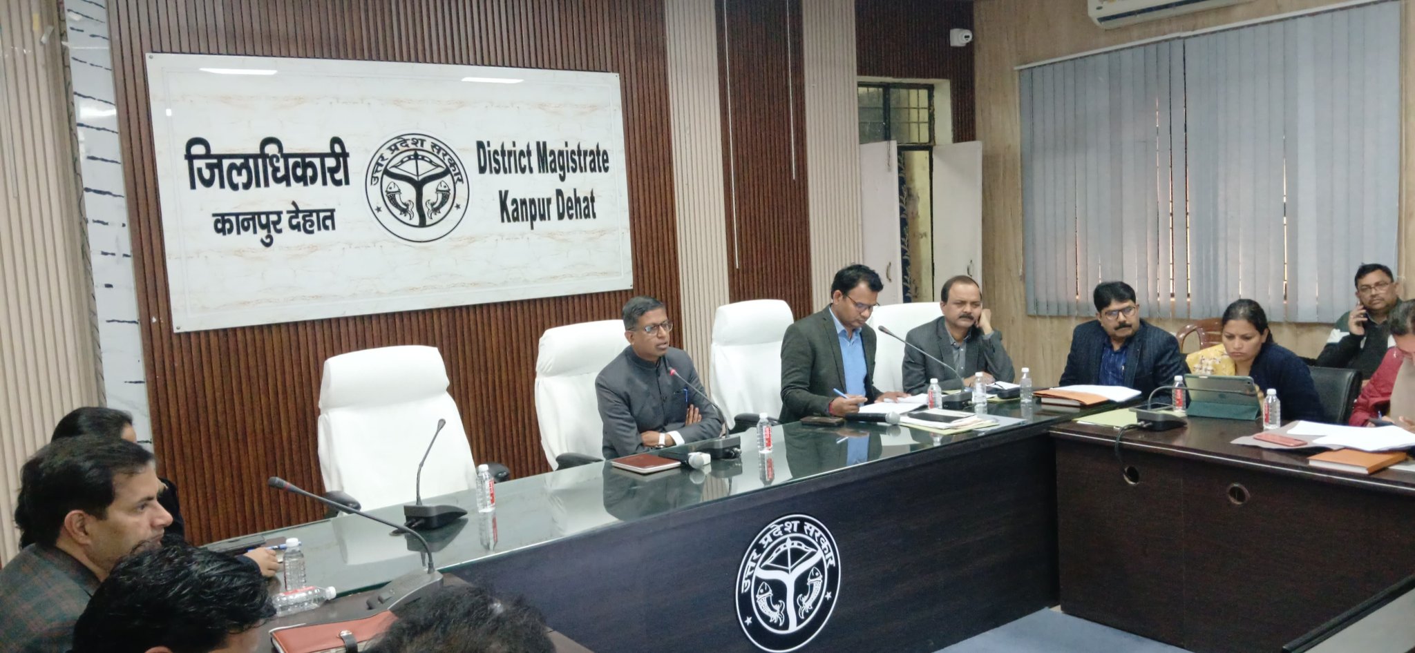 कलेक्ट्रट सभागार में डीएम कपिल सिंह ने की विभागीय मीटिंग